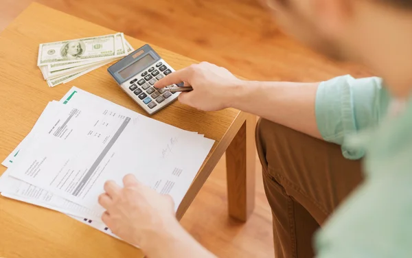 Close up of man counting money and making notes — Stock Photo, Image