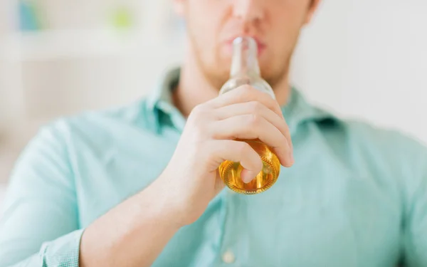 Close up de homem bebendo cerveja em casa — Fotografia de Stock