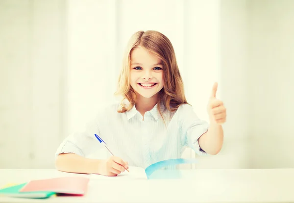 Estudiante chica estudiando en la escuela —  Fotos de Stock