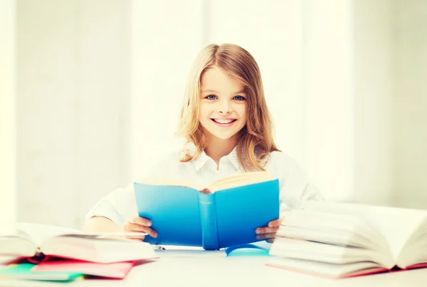 Estudiante chica estudiando en la escuela —  Fotos de Stock