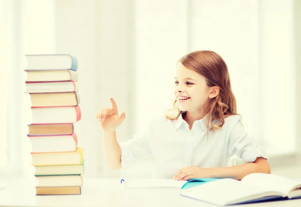 Student tjej studerar på skolan — Stockfoto