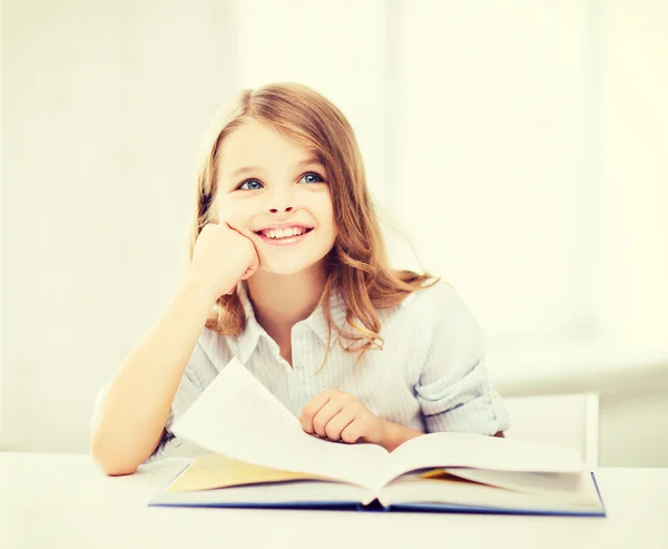 Petite étudiante étudiant étudiant à l'école — Photo