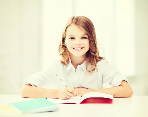 Student tjej studerar på skolan — Stockfoto