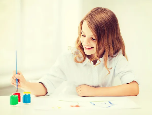 Liten flicka målning i skolan — Stockfoto