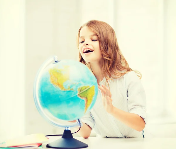 Schülerin mit Globus in der Schule — Stockfoto
