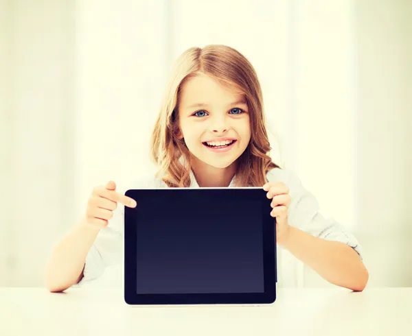 Dziewczyna z komputera typu tablet w szkole — Zdjęcie stockowe