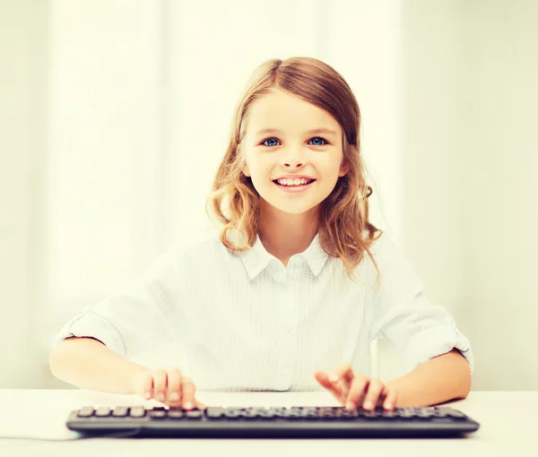 Schülerin mit Tastatur — Stockfoto