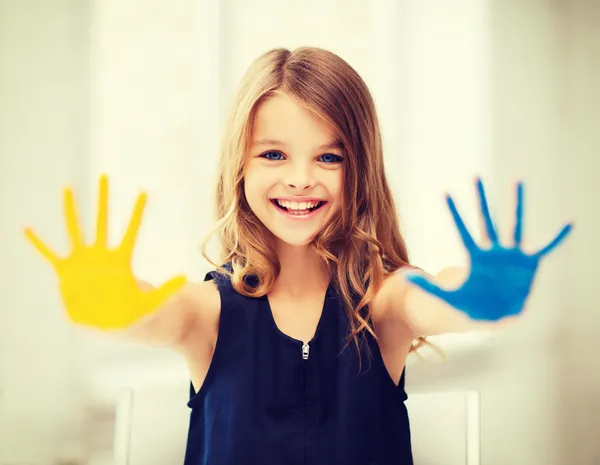 Muchacha mostrando manos pintadas — Foto de Stock