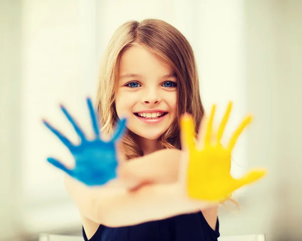 Mädchen zeigt bemalte Hände — Stockfoto