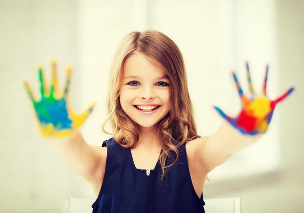 Menina mostrando as mãos pintadas — Fotografia de Stock