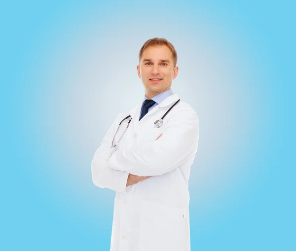 Lachende mannelijke arts met een stethoscoop — Stockfoto