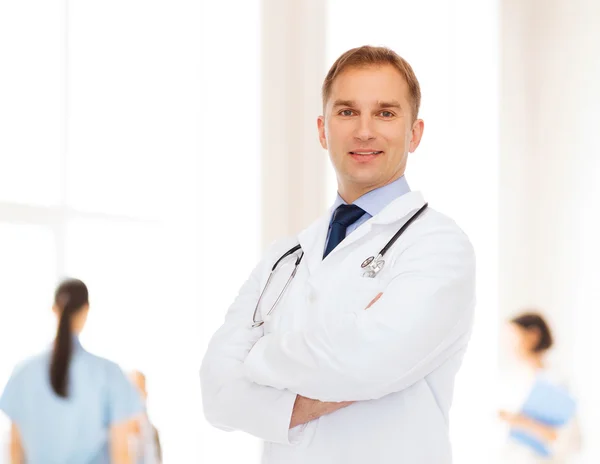 Médico varón sonriente con estetoscopio —  Fotos de Stock