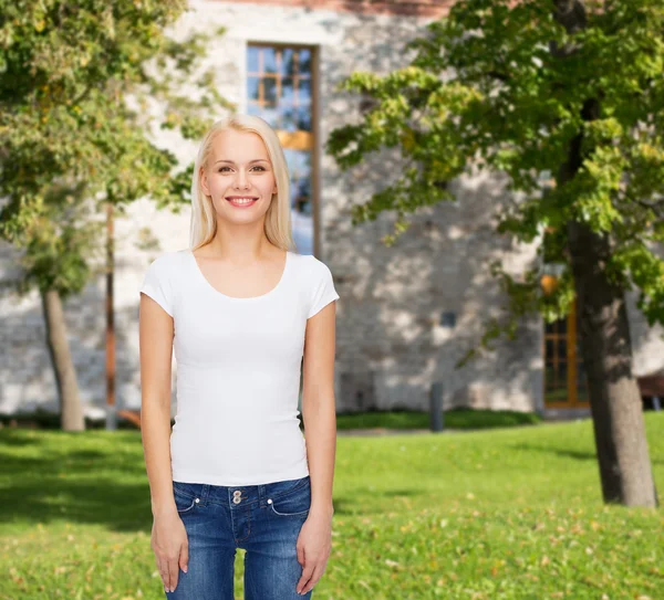 Hymyilevä nainen valkoisessa t-paidassa — kuvapankkivalokuva