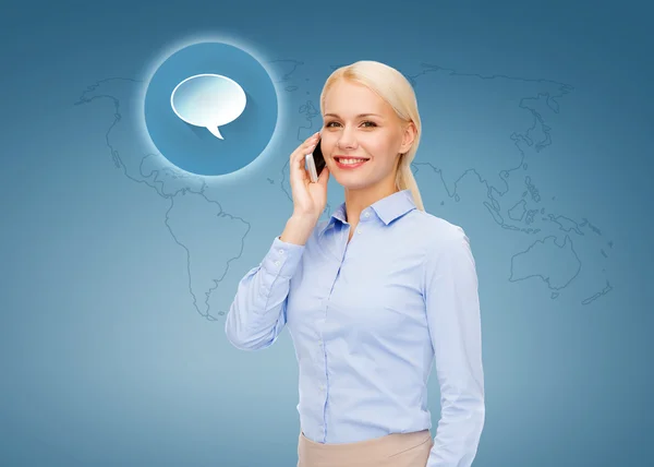 Geschäftsfrau mit Smartphone vor blauem Hintergrund — Stockfoto