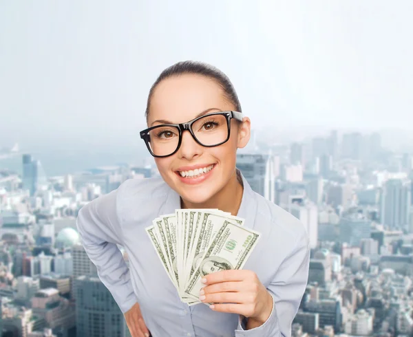 Donna d'affari sorridente con denaro contante in dollari — Foto Stock