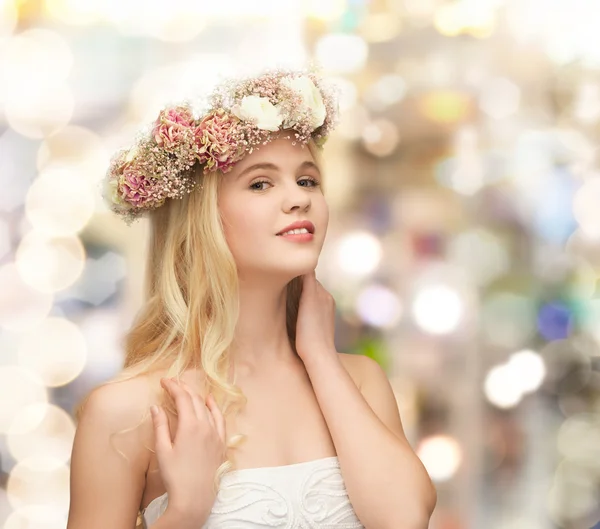 Jovem mulher vestindo coroa de flores — Fotografia de Stock