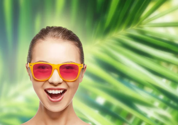 Glückliches Teenager-Mädchen mit rosa Sonnenbrille — Stockfoto