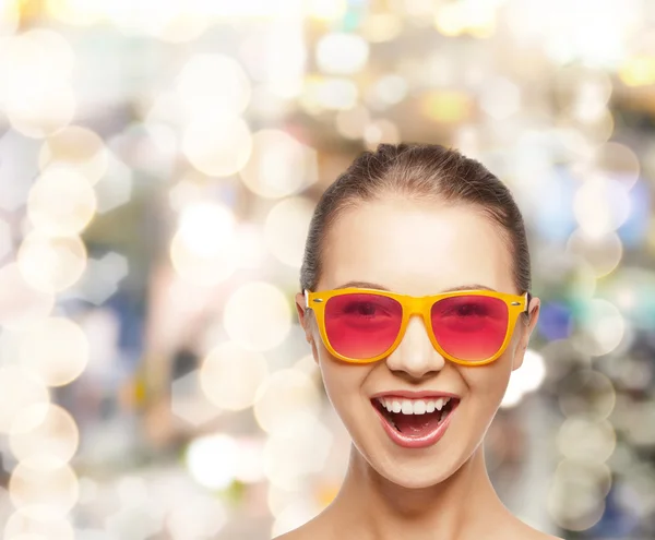 Felice ragazza adolescente in occhiali da sole rosa — Foto Stock