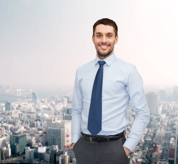 Sonriente joven y guapo hombre de negocios — Foto de Stock