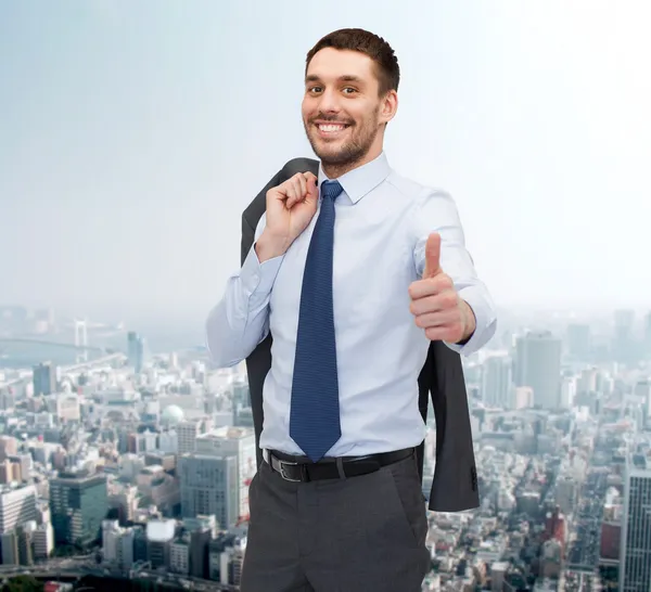 Sorrindo jovem empresário mostrando polegares para cima — Fotografia de Stock