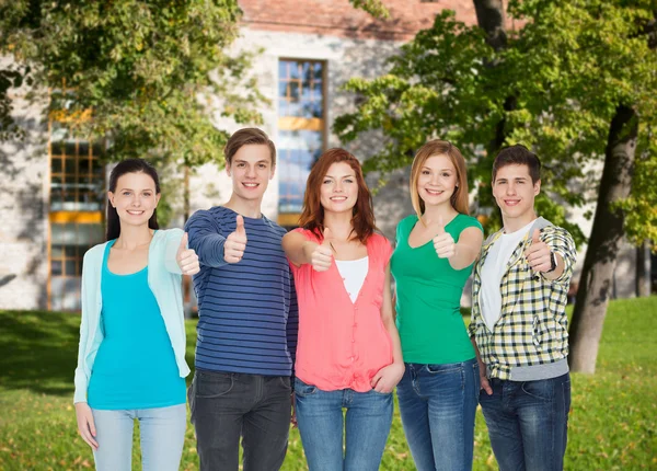 Grupo de estudantes sorrindo mostrando polegares para cima — Fotografia de Stock