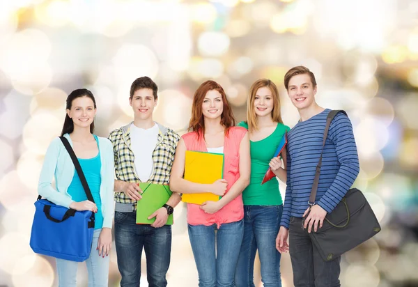 Grupp leende studenter står — Stockfoto