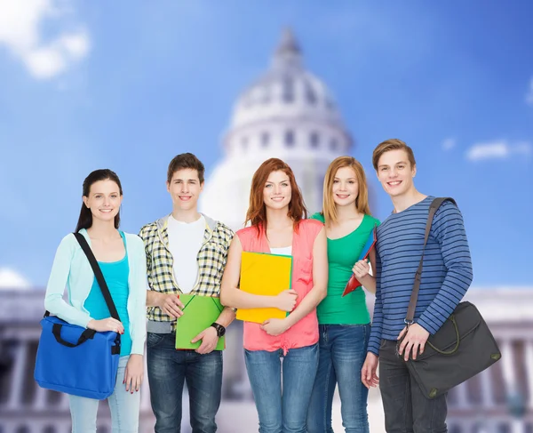 Groep lachende studenten permanent — Stockfoto