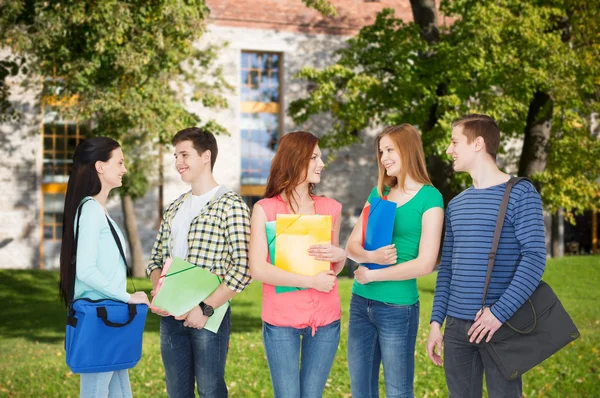 Grupp leende studenter står — Stockfoto