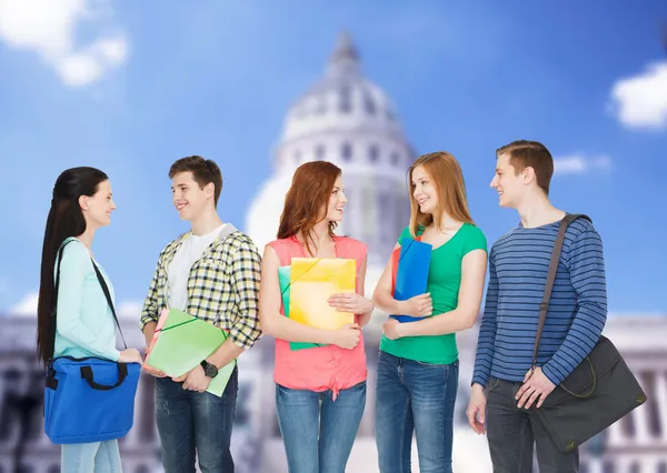 Groep lachende studenten permanent — Stockfoto