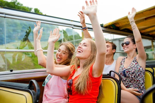 Grupp leende vänner resa buss — Stockfoto