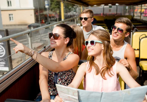 Groupe d'amis souriants voyageant en bus touristique — Photo