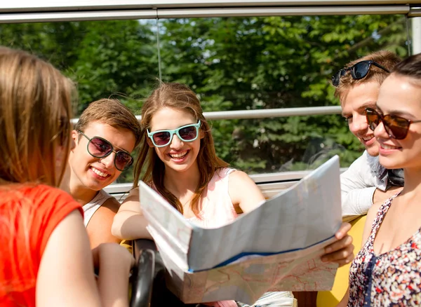 Gruppo di amici sorridenti che viaggiano in autobus turistico — Foto Stock