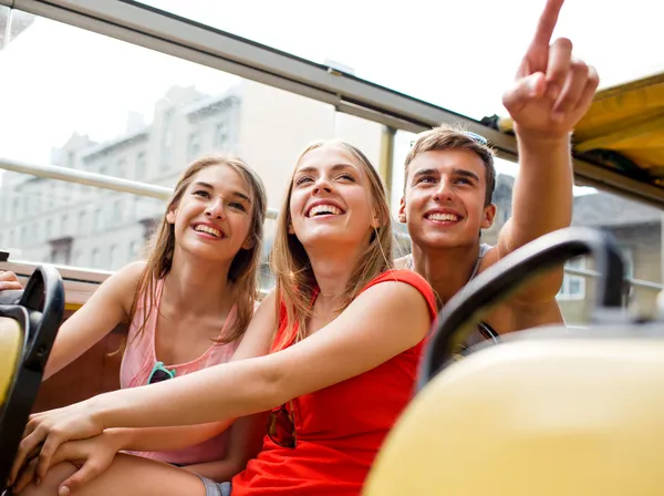 Gruppo di amici sorridenti che viaggiano in autobus turistico — Foto Stock