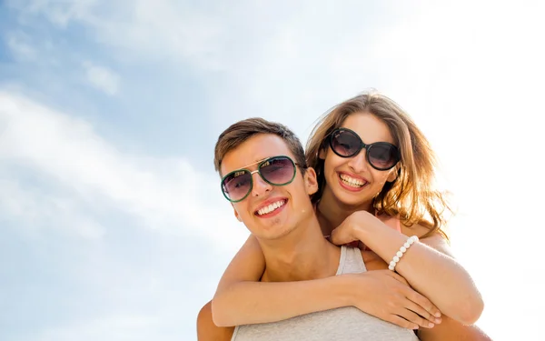 Sorridente coppia avendo divertimento su cielo sfondo — Foto Stock