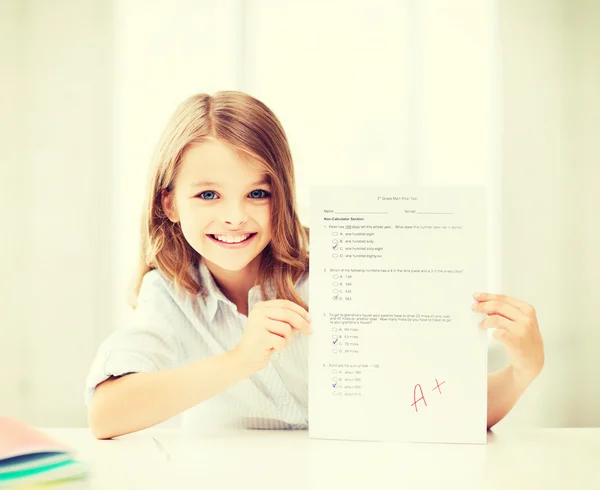 Ragazza con test e voto A a scuola — Foto Stock