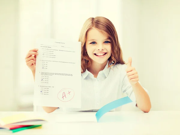 Menina com teste e nota na escola — Fotografia de Stock