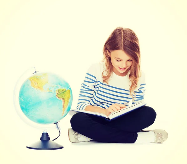 Dívka s globe a kniha — Stock fotografie