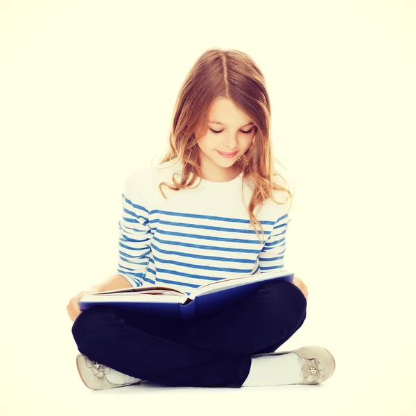 Estudiante chica estudiando y leyendo libro —  Fotos de Stock