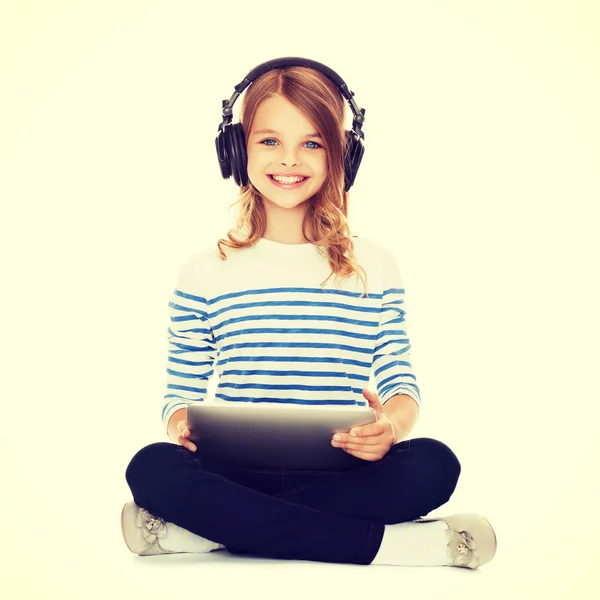 Niño con auriculares y tablet pc — Foto de Stock