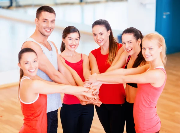 Grupp människor i gymmet firar seger — Stockfoto