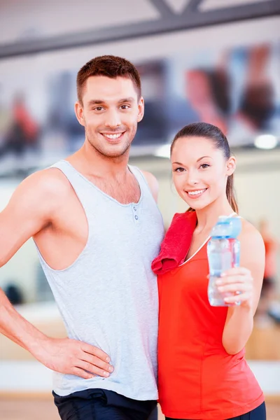 Två leende människor i gymmet efter klass — Stockfoto