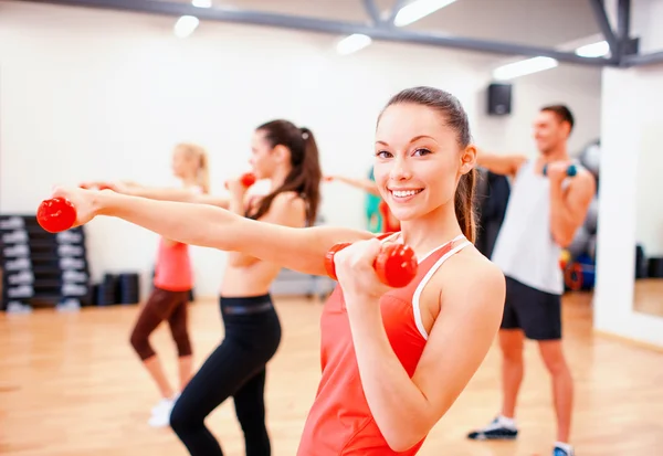 Bir grup insan dumbell ile çalışma dışarı — Stok fotoğraf