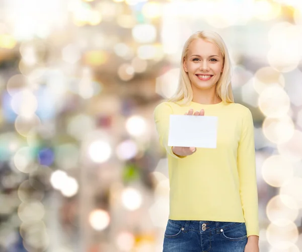 Chica sonriente con tarjeta de visita o nombre en blanco —  Fotos de Stock