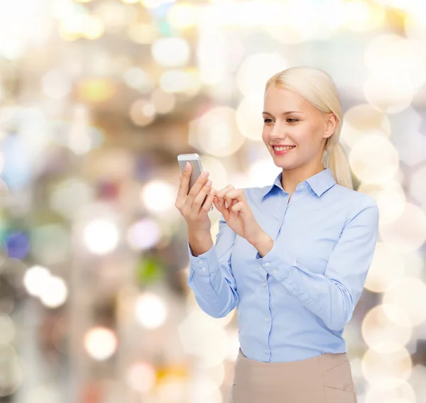 Jeune femme d'affaires souriante avec smartphone — Photo