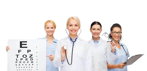 Lachende vrouw oog artsen en verpleegkundigen — Stockfoto