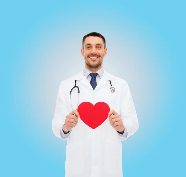 Sonriente médico varón con corazón rojo — Foto de Stock