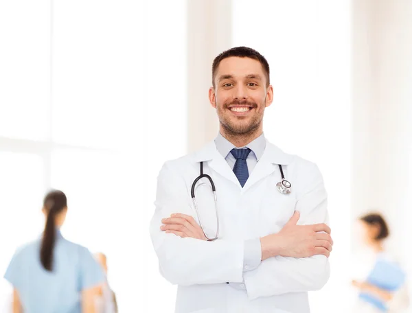 Médico varón sonriente con estetoscopio —  Fotos de Stock