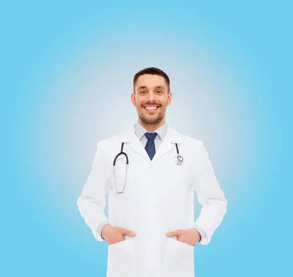 Médico varón sonriente con estetoscopio — Foto de Stock