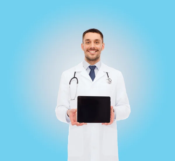 Sorridente medico maschio con tablet pc — Foto Stock