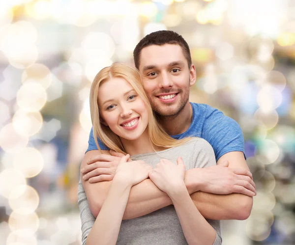 Couple souriant étreignant — Photo